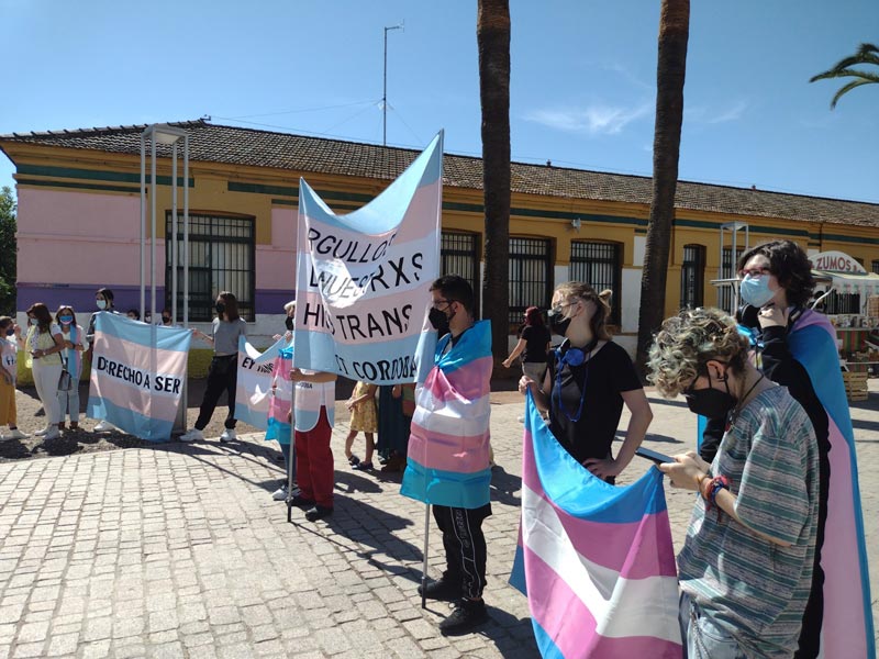 En el Día Internacional contra la LGTBIfobia, que se conmemoró el martes, 17 de mayo, la asociación Todes Transformando, TT Córdoba, ha solicitado, a través de un comunicado, a las instituciones andaluzas que se frene la oleada de discursos de odio hacia las personas trans y sus familias en la comunidad autónoma. En una situación donde proliferan los discursos de odio en Andalucía, el Observatorio contra la LGTBIfobia recuerda que, en general, los delitos por esta causa han aumentado con respecto al año 2020 un 8%, siendo alarmante y gravísimo que, dentro de ellos, los casos de transfobia se hayan triplicado, del 10% en 2020 a un 28% en 2021. «Denunciamos que las políticas públicas LGTBI han sido toda una puesta en escena en fotos, repartos de guías y titulares, que han vendido a bombo y platillo promesas, incumplidas a la larga, como que la Consejería de Igualdad se personaría en los casos de delitos de odio, lo que no ha hecho en ninguno de los 367 casos contabilizados en 2021, según el informe», indica el colectivo. Tampoco se han implementado políticas para la empleabilidad de las personas trans, contraviniendo el mandato de la Ley Trans andaluza de 2014 y la Ley LGTBI de 2017, ni se garantiza la aplicación de los protocolos en el ámbito sanitario y educativo referidos a la protección de las personas trans, pues son muchos los casos en que se niega y obstaculiza el ejercicio de los derechos recogidos en estos y emanados de la legislación andaluza. Concretamente, el régimen sancionador de la Ley LGTBI está siendo papel mojado ya que, a pesar del creciente índice de los discursos de odio y anti derechos trans, no hay voluntad política para implementarla. Además, en este contexto, la Administración andaluza ha retirado el apoyo a los programas que se venían desarrollando desde hace muchos años por las entidades más representativas de la población trans y sus familias, impulsoras además de la pionera Ley Trans andaluza y los protocolos educativo y sanitario para las personas trans. También advertimos la inexistencia de una vocalía trans en la comisión permanente del Consejo Andaluz LGTBI, una anomalía en el diseño de este consejo, que no ha previsto que la voz de las personas trans, uno de los eslabones más débiles del colectivo, esté asegurada, como lo está en los demás consejos LGTBI estatal, autonómicos y municipales. Y a todo esto se une la amenaza que la ultraderecha ya ha expresado en esta precampaña electoral, de derogar las leyes trans y LGTBI. Las personas trans y LGTBI han aportado mucho a la construcción de nuestra sociedad democrática, inclusiva y diversa y, en concreto, las personas trans pusimos a Andalucía a la cabeza de Europa en el mapa del reconocimiento de los Derechos Humanos. Por ello, no están dispuestos a retroceder y es un deber de las instituciones poner en marcha los mecanismos necesarios que el Estado de Derecho tiene para proteger nuestro derecho a ser iguales en nuestra diversidad.