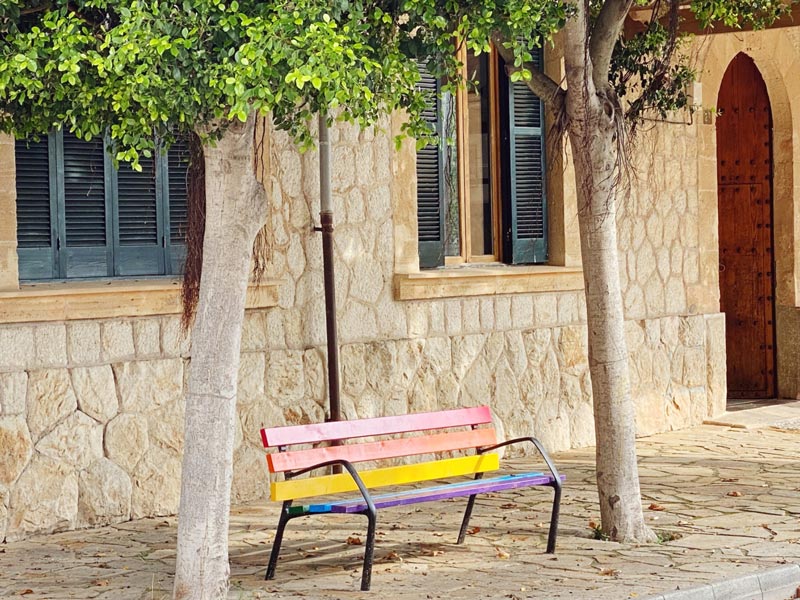 Un hombre gay de menos de treinta años y de una ciudad bastante poblada. Ese es -un año más- el perfil principal de la víctima de delitos de odio por pertenecer al colectivo LGTBI en Andalucía, cuyos casos totales han crecido con respecto al ejercicio anterior. Al menos en cuanto a los casos que se denuncian, porque una vez más, el Observatorio Andaluz contra la LGTBIfobia sostiene en su informe de 2021 que las infradenuncias son una realidad que alcanza hasta el 70 por ciento. Es decir, que para los expertos solo se denuncian tres de cada diez agresiones contra el colectivo. Tal como se indica en este estudio anual, la comunidad autónoma contabilizó 367 casos de un total de 279 personas atendidas con el fin de obtener atención, asesoramiento, apoyo o presentar una queja. Esto supone un 8 por ciento más que en 2020. Desde la institución explican que tras recopilar los datos, se realizó un segundo análisis cualitativo, es decir por distinguir entre estos incidentes, cuando la atención está motivada por el comportamiento percibido por el usuario como discriminatorio, ofensivo o directamente violento; y el consejo, cuando la atención es una consulta motivada por dudas o situaciones que requieren ayuda, pero no involucran ninguno de los casos anteriores. Así las cosas, casi la mitad de las víctimas (42%) eran menores de 30 años; y solo el 11% eran mayores de 50. Para el Observatorio resulta «muy alarmante» que sean los jóvenes los que más sufren esta violencia, entre ellos muchos adolescentes. De todas estas incidencias, casi el 20 por ciento (19) han ocurrido en la provincia de Málaga, mientras que Cádiz y Sevilla registran cifras similares. De hecho, del estudio se desprende que buena parte de ellas ocurren en poblaciones con mayor densidad de población. En el informe de 2021 se destaca que lo más común es la coexistencia de varios incidentes al mismo tiempo. Junto a la agresión física suele haber una agresión verbal, lo que se considera una discriminación múltiple. De todas estas incidencias se observa que hay una clara mayoría de hombres gays afectados (66%) frente a un 28% de mujeres lesbianas. Cerca de un 32% de las víctimas han sido personas trans; una cantidad que para el Observatorio es «muy baja» teniendo en cuenta la realidad de las personas trans, quienes son, con diferencia las que más sufren una clara discriminación y falta de inserción social y laboral. Esto último refuerza la idea de las infradenuncias, que para los responsables del informe sigue siendo el patrón de comportamiento habitual. «En más de la mitad de los casos las víctimas no se atrevieron a informar por temor al rechazo de sus familiares y amigos, la vergüenza o el miedo a ser asaltados nuevamente», recalcan. Más allá de esto, desde el Observatorio destacan que en el año 2021 se encuentra una cifra similar en cuanto a las agresiones físicas con respecto al año anterior y una disminución de un simbólico 1% en cuanto a derecho de admisión o negación de un servicio. Sin embargo, se percibe un aumento del 8% en los discursos de odio en medios. Tipología de las agresiones Dejando a un lado las cifras, el Observatorio contra la LGTBIfobia avisa de que las agresiones físicas y tradicionales que el colectivo LGTBI ha sufrido históricamente están siendo reemplazados o sustituidos poco a poco por una violencia «más simbólica», como las pintadas a monumentos LGBT en los espacios públicos o el discurso de la colocación de la bandera arcoíris en lugares públicos, que ya se daban en años anteriores y que han ido incrementado; poniendo a Madrid como caso paradigmático. «A pesar de ello, no debemos olvidar que la violencia física y verbal, el acoso o el ciberbullying continúan ocupando un destacado lugar en términos de la tipología de los incidentes de odio, tan superados por los exclusivamente verbales que, en el caso de algunos medios, están reemplazando el insulto tradicional», añaden. Para la abogada y presidenta de la asociación Ojalá, Charo Alises, los datos del Observatorio son solo la punta del iceberg. Para la jurista, solo se denuncia el 10 por ciento de los delitos de odio (aún menos de lo que dice el estudio«. »Hay muchos factores, porque la gente piensa que no le van a hacer caso, que no les van a creer, que no sirve para nada«. Pero también hay otros, como el caso de las personas en situación administrativa irregular, que »tienen miedo de que les echen del país«, matiza. Alises recuerda que un delito de odio es aquel que se comete contra una persona porque pertenece a un grupo determinado. «Cuando te dicen 'maricón' por la calle, da igual que lo seas o no», afirma. «Igual que no todos los delitos que se cometen contra una persona LGTBI es de odio», matiza. Aun así, el problema -para Alises- es que muchas veces es complicado demostrar el motivo. Para ello están los indicadores de polarización: «las palabras que te dicen mientras te agreden; el sitio en el que lo hacen; la fecha (por ejemplo el Orgullo); que la agresión sea gratuita (sin motivo aparente); que se identifique con una ideología totalitaria; que la víctima lleve algún distintivo del colectivo...», desgrana. Precisamente por esto, la presidenta de Ojalá resalta la importancia de la formación, algo que están haciendo «muy bien» las Fuerzas y Cuerpos de Seguridad del Estado. «Lo de los juzgados ya es otro tema. Cuesta que vean los delitos de odio y que los califiquen como tal, y eso aumenta la cifra de delitos que no aparecen en la estadística. Crea frustración en la víctima», reconoce Alises, que pide más formación a los agentes jurídicos.